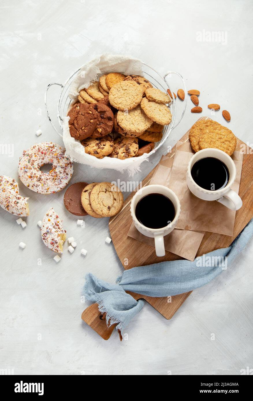 Assortimento di biscotti su sfondo chiaro. Dolci fatti in casa. Concetto di celebrazione. Vista dall'alto, piatto Foto Stock