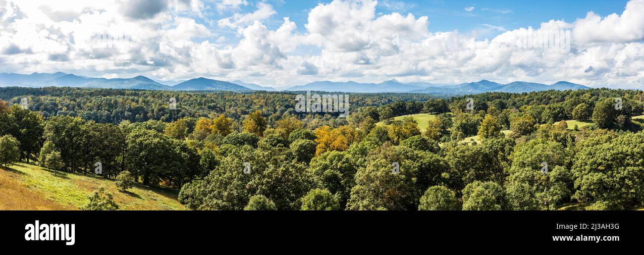 Una vista panoramica dalla Biltmore House che si affaccia sul terreno della tenuta nel mese di ottobre. Foto Stock
