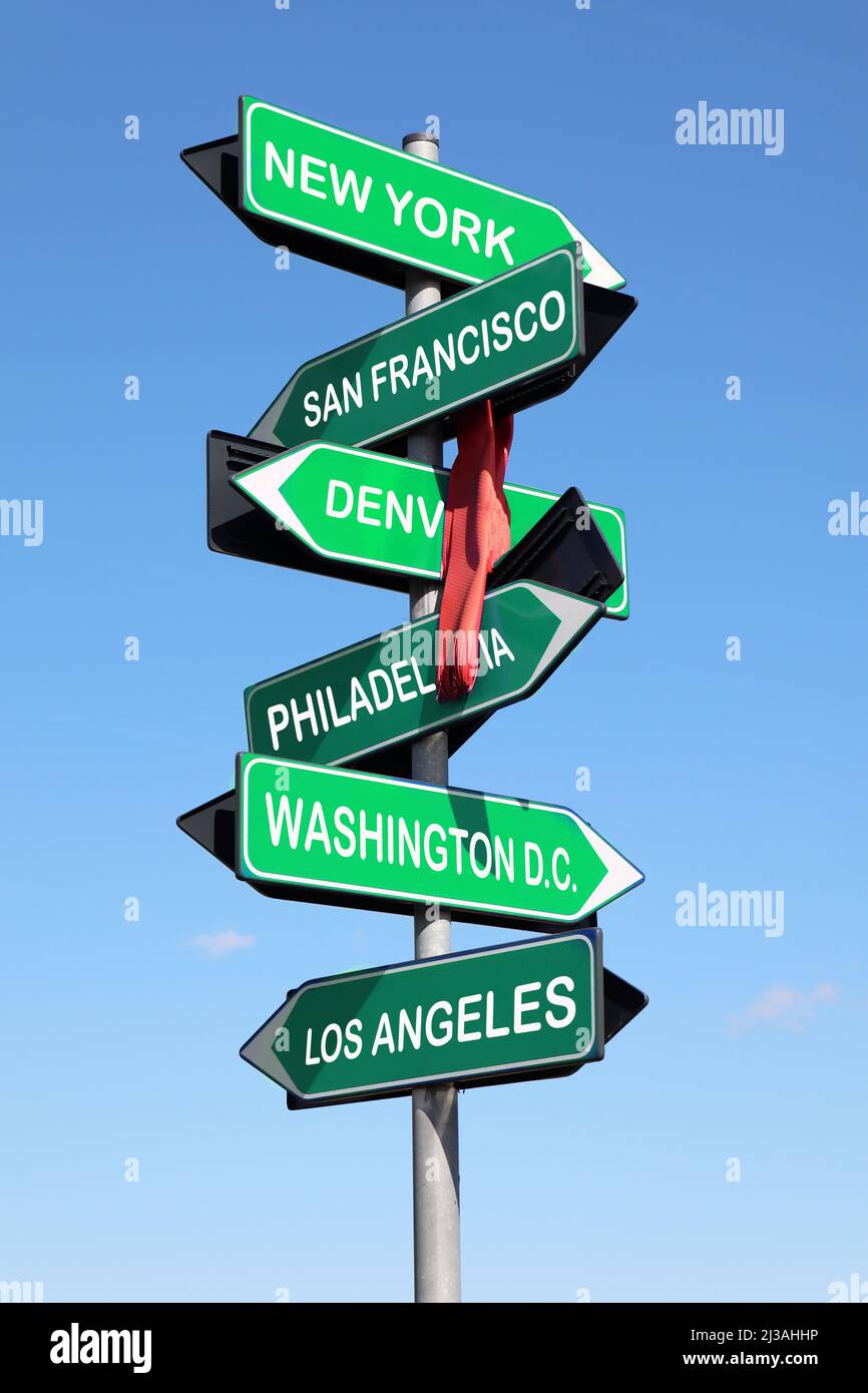Segnaletica stradale con i nomi delle città americane. New York, Washington, Los Angeles, Denver, San Francisco, Los Angeles, Philadelphia. Foto Stock