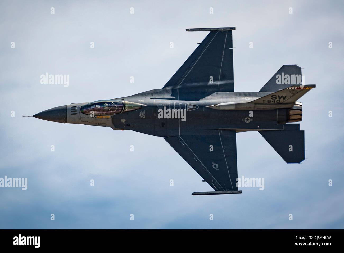 Aimee “Rebel” Fiedler, F-16 Viper Demonstration Team pilota e comandante, esegue una dimostrazione aerea durante la Shaw Air & Space Expo alla base dell'aeronautica di Shaw, South Carolina, 2 aprile 2022. La partecipazione alle esposizioni aeree consente al 20FW di mostrare le proprie capacità al pubblico, costruendo contemporaneamente relazioni comunitarie. (STATI UNITI Air Force foto di Senior Airman Madeline Herzog) Foto Stock