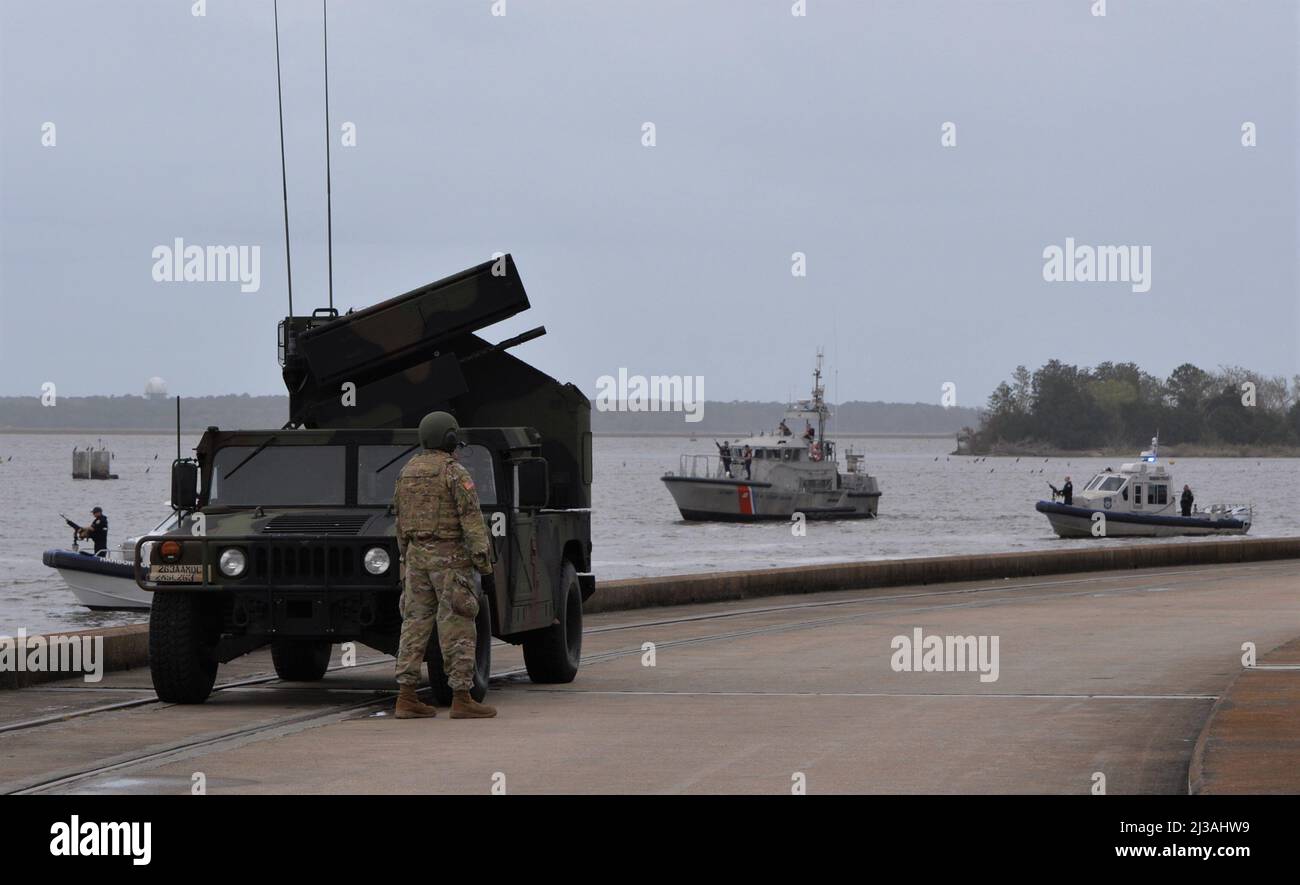 Land and Sea Elements ha partecipato alla dimostrazione di Port Defense di marzo sul fiume Cape Fear vicino a Wilmington, North Carolina. Qui, la Guardia Costiera degli Stati Uniti, le navi della pattuglia del porto e il comando di difesa militare e missilistica dell'esercito del 263rd (AAMDC) hanno combinato i loro sforzi nell'operazione multi-dominio, che comprendeva anche sei aquile F-15, un KC-135 Stratotanker e un e-3 Sentry. Foto Stock