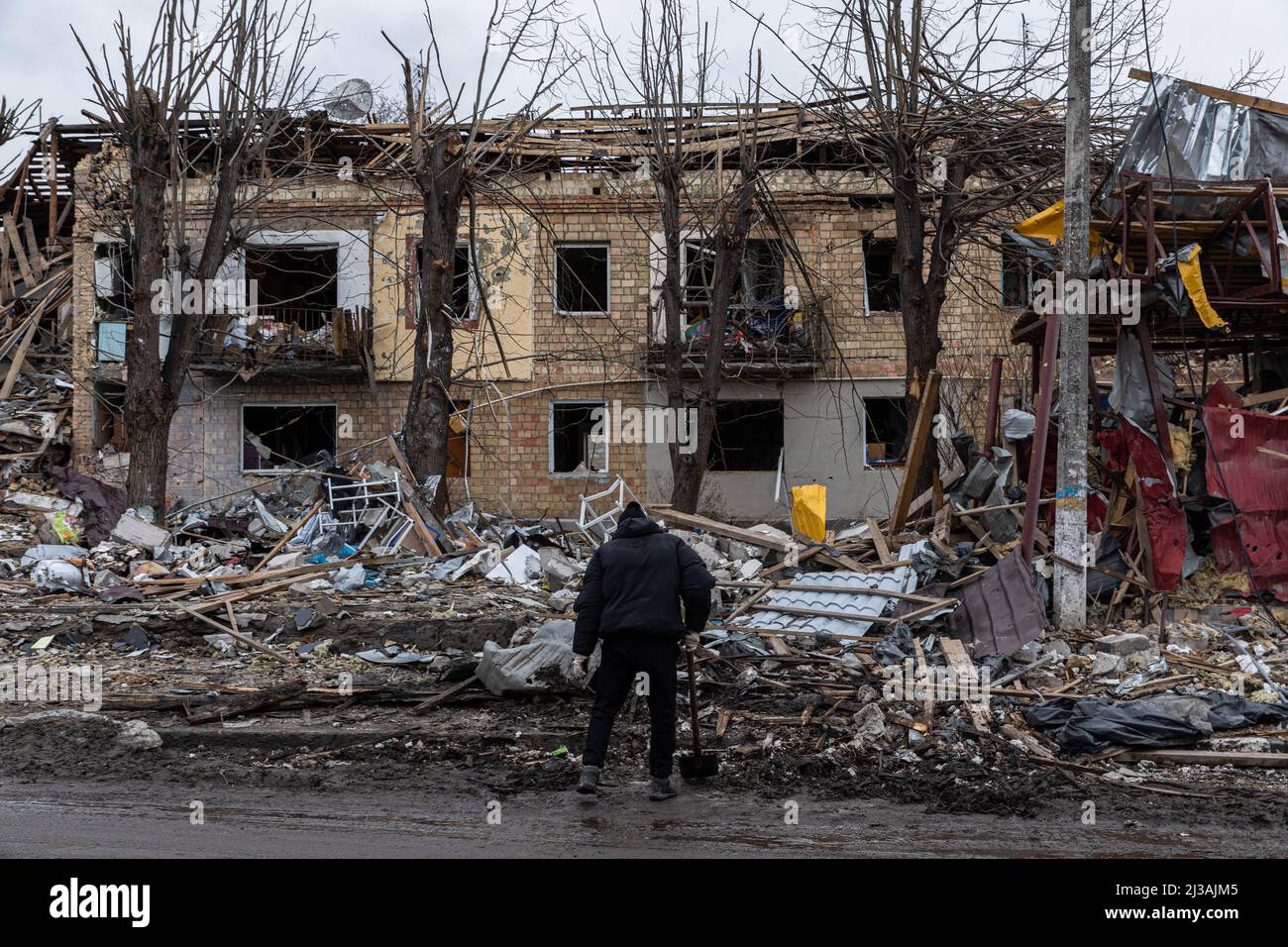 Pylypovychi, Ucraina. 06th Apr 2022. Un uomo che pulisce le macerie a Borodyanka, Kiev Oblast. In seguito alla riconquistazione di Borodyanka da parte delle forze ucraine, la città fu pesantemente devastata e trasformata in rovine sotto intensi combattimenti e attacchi di sgranatura. Credit: SOPA Images Limited/Alamy Live News Foto Stock