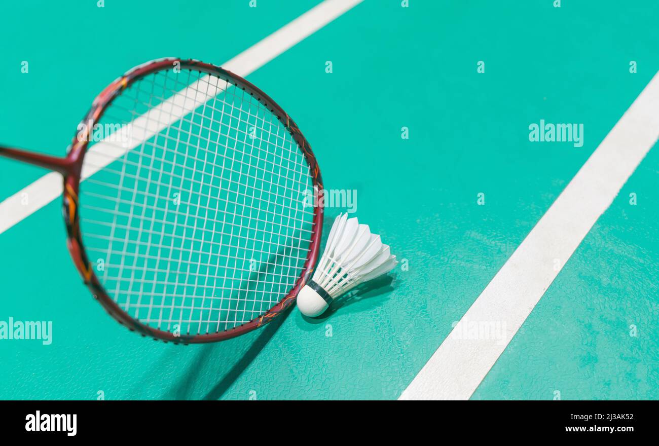 nuovo shuttleock sul campo da gioco di badminton verde Foto Stock