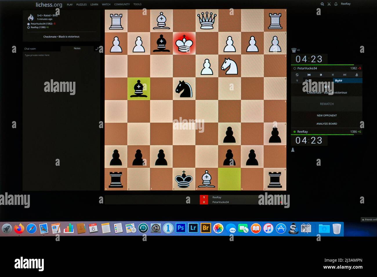 Gioco di scacchi online. Schermata del computer che mostra il checkmate da parte dello Stafford Gambit con i pezzi neri Foto Stock