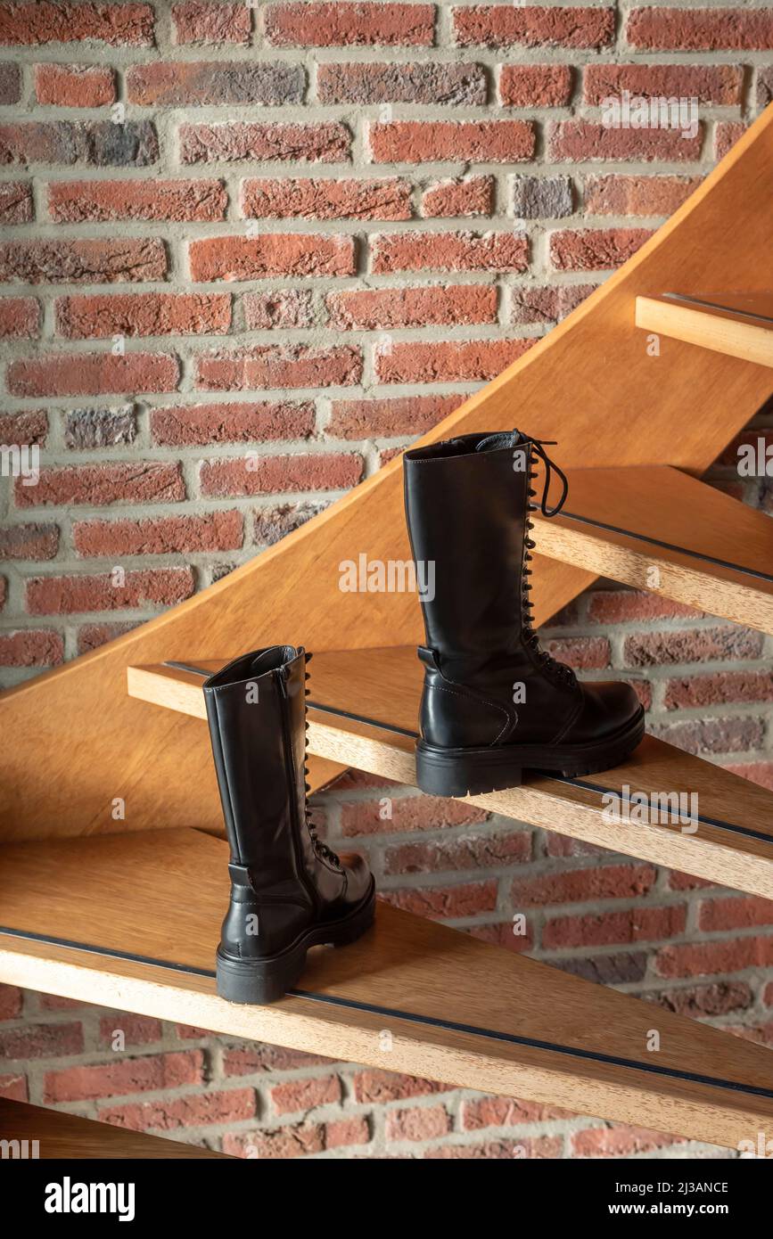Scarpe nere sulle scale Foto Stock