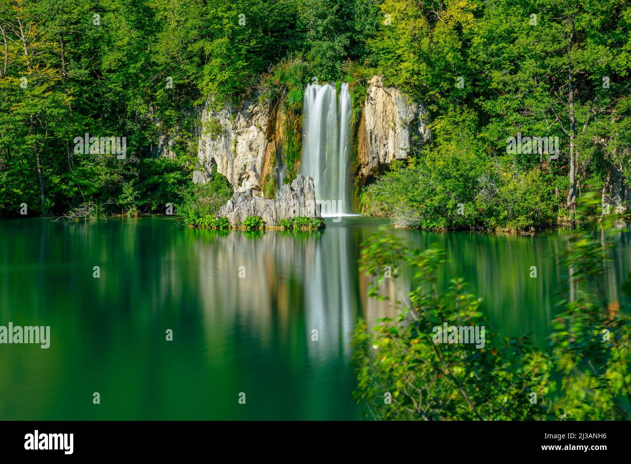 Lunga esposizione alle cascate del lago Proscansko o Proscansko Jezero. Al Parco Nazionale dei Laghi di Plitvice in Croazia. Parco naturale con laghi e. Foto Stock