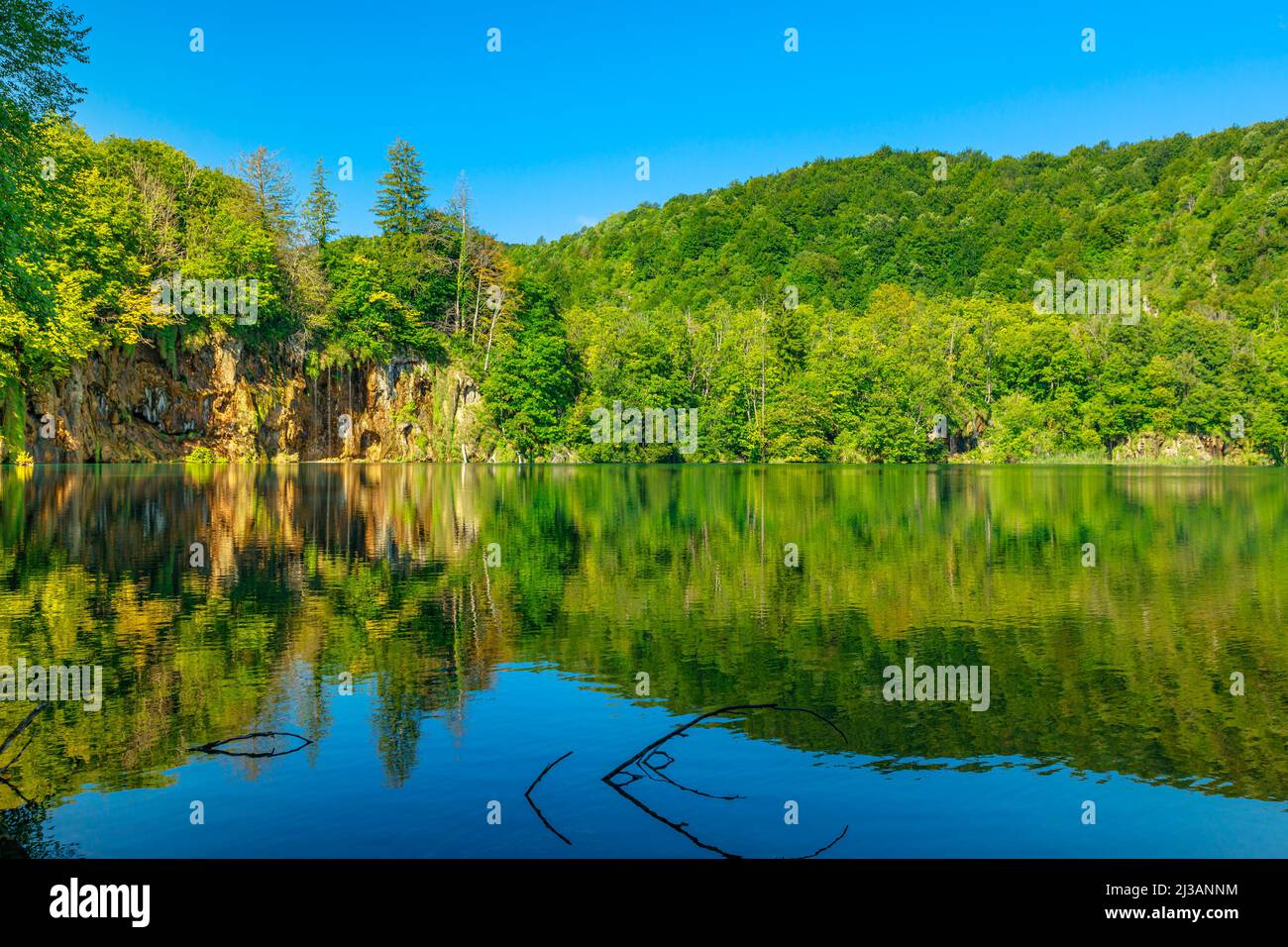 Lago Galovac con piccola cascata nel Parco Nazionale dei Laghi di Plitvice in Croazia nella regione di Lika. Sito patrimonio dell'umanità dell'UNESCO. Foto Stock