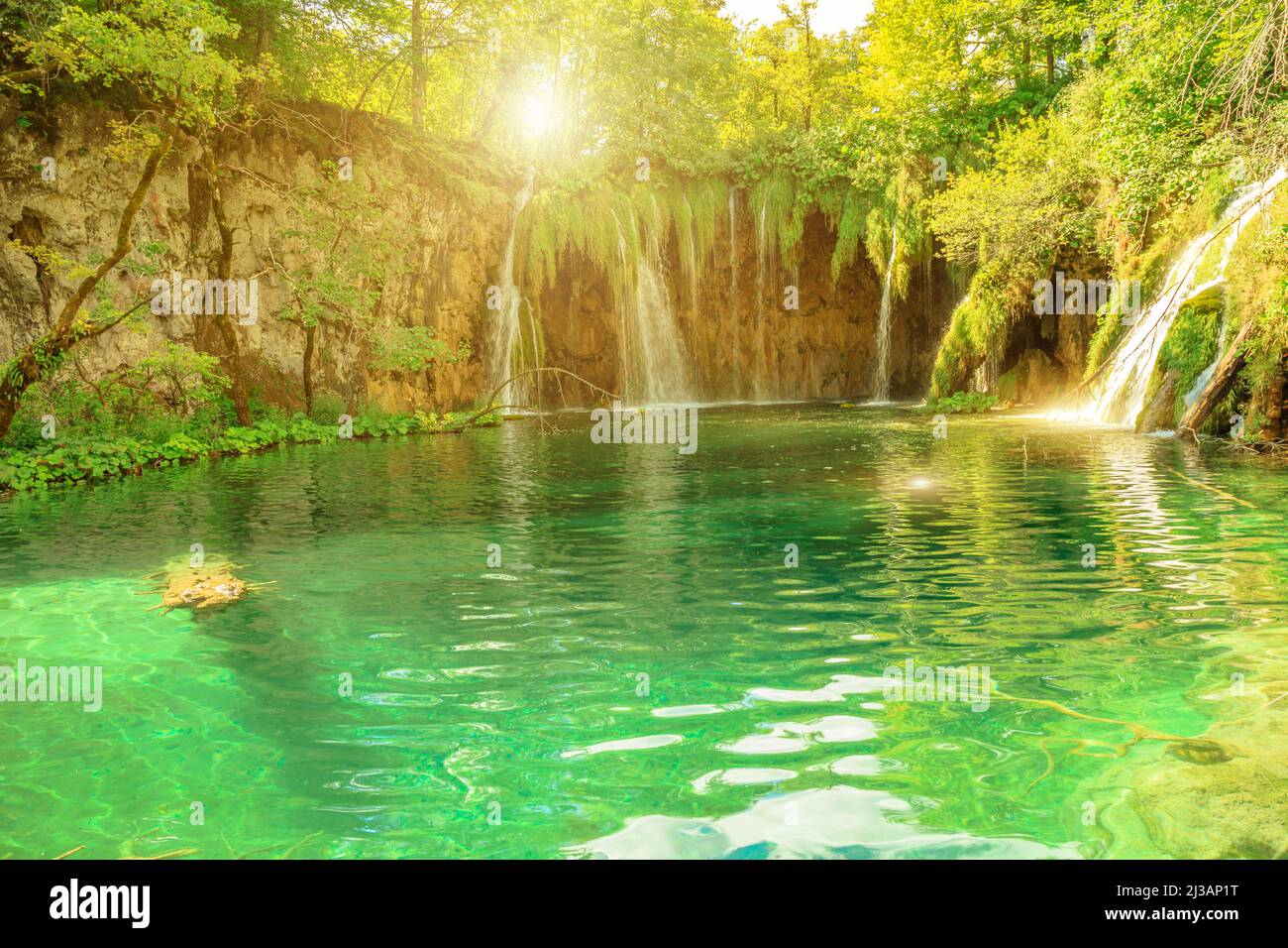 Sole sul lago Milino Jezero e cascata Galovacki Buk del Parco Nazionale di Plitvice in Croazia. Parco forestale naturale con laghi nella regione di Lika. UNESCO Foto Stock