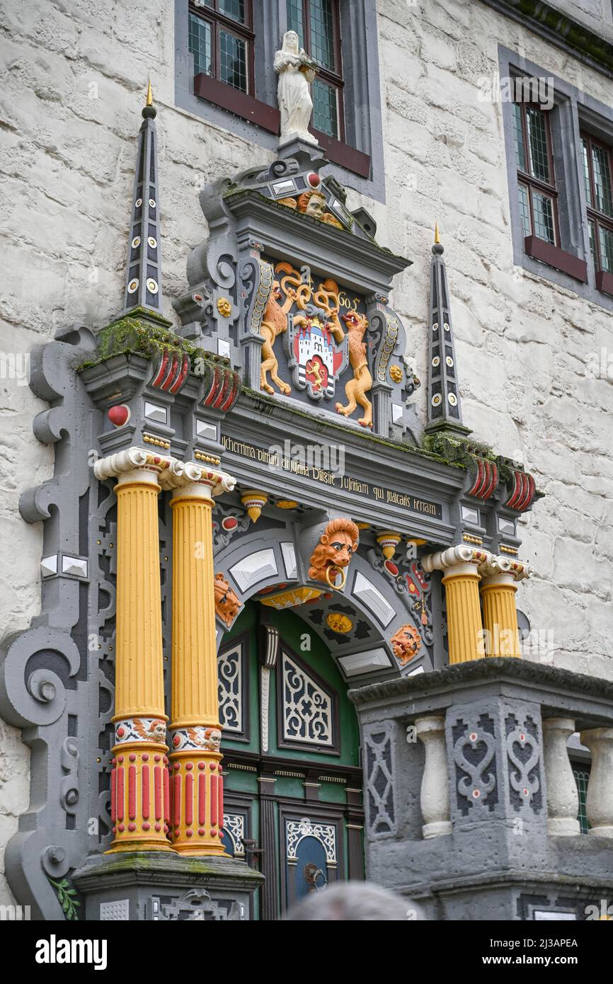 Portale principale, facciata ornamentale, stemma della città, Vecchio Municipio, piazza del mercato, Città Vecchia, Hannoversch Muenden, Bassa Sassonia, Germania Foto Stock