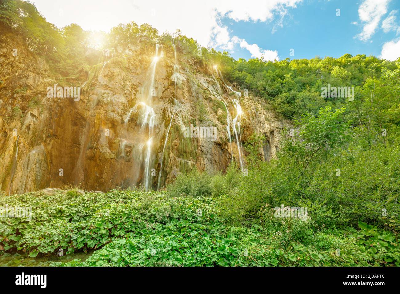 Sole sulla cascata di Veliki Srap del Parco Nazionale dei Laghi di Plitvice in Croazia nella regione di Lika. Patrimonio mondiale dell'UNESCO della Croazia di nome Plitvicka Foto Stock