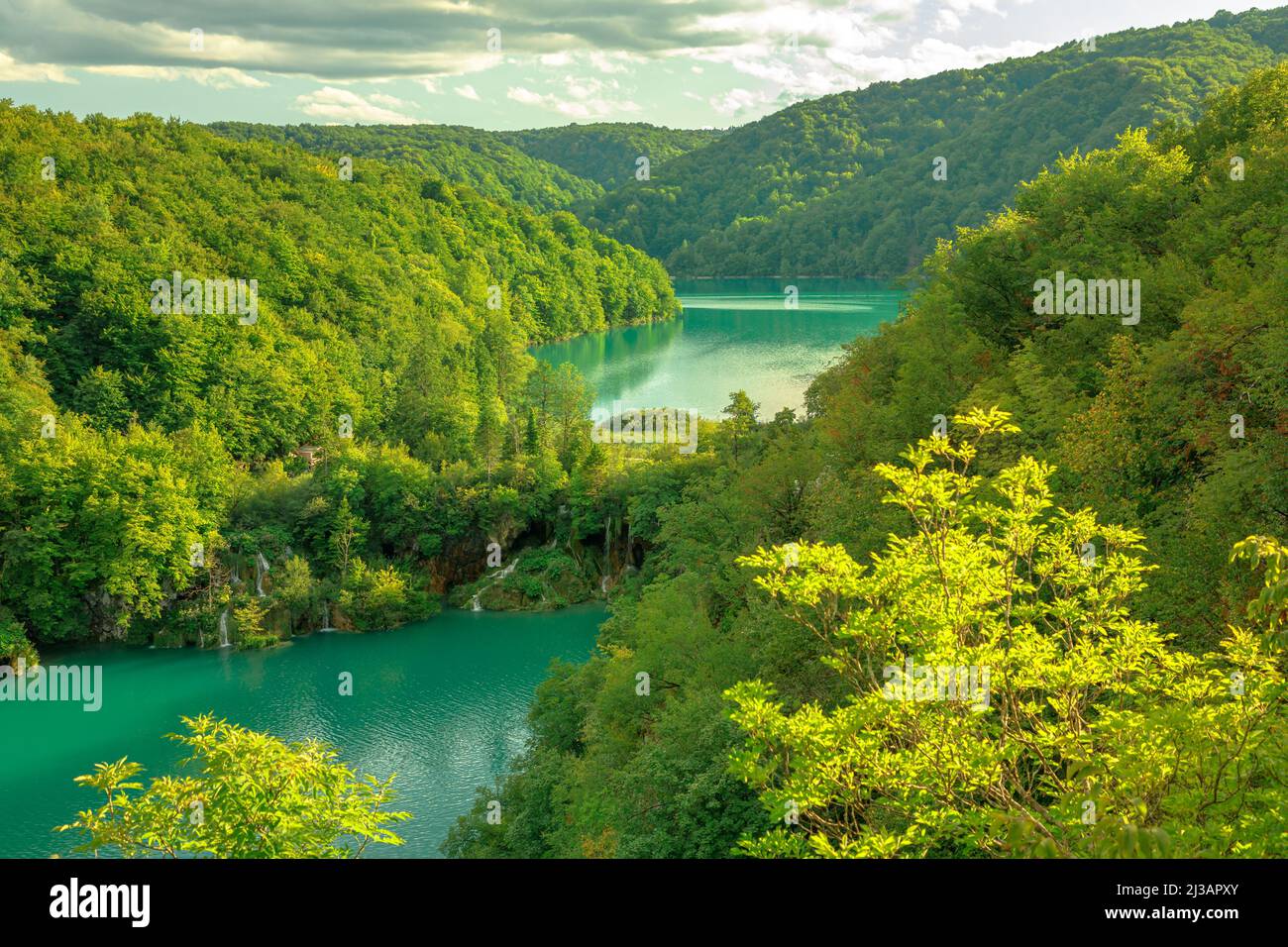 Punto di osservazione sul lago di Milanovac e Kozjak del Parco Nazionale dei Laghi di Plitvice in Croazia. Parco forestale naturale con laghi e cascate nella regione di Lika. Kozjak e. Foto Stock