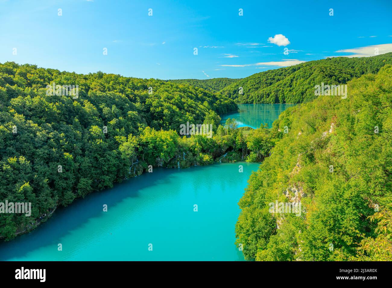 Punto di vista del Parco Nazionale dei Laghi di Plitvice in Croazia. Parco forestale naturale con laghi e cascate nella regione di Lika. I laghi di Kozjak e Milanovac si affacciano. Foto Stock
