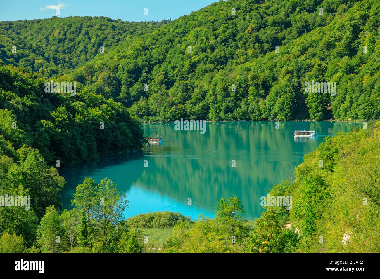 Il lago di Kozjak con traghetti si affaccia sul Parco Nazionale dei Laghi di Plitvice in Croazia. Parco forestale naturale con laghi e cascate nella regione di Lika. UNESCO Foto Stock