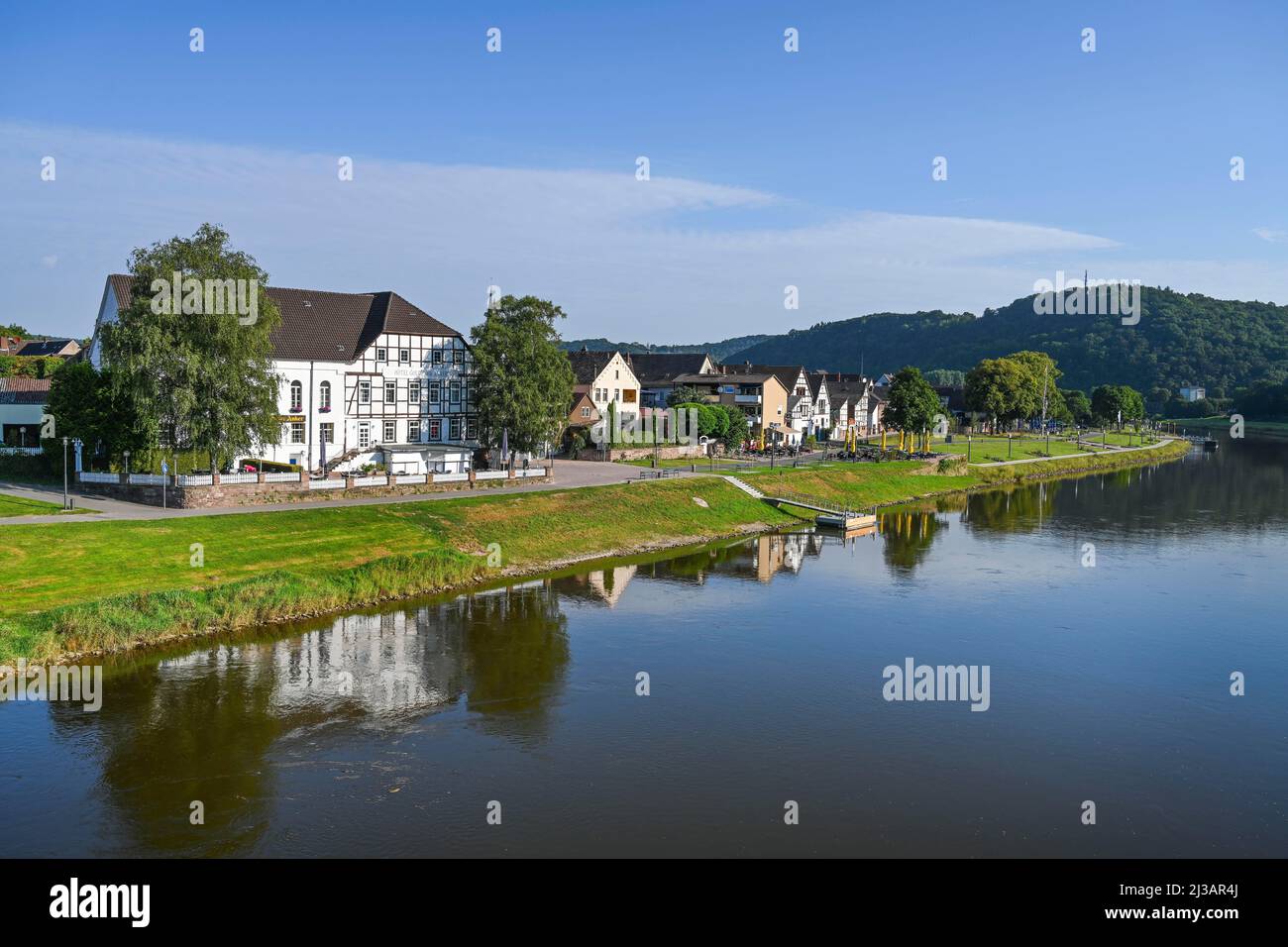 Hotel Goldener Anker, Weser, corso di fiume vicino Muenchhausenstadt Bodenwerder, bassa Sassonia, Germania Foto Stock