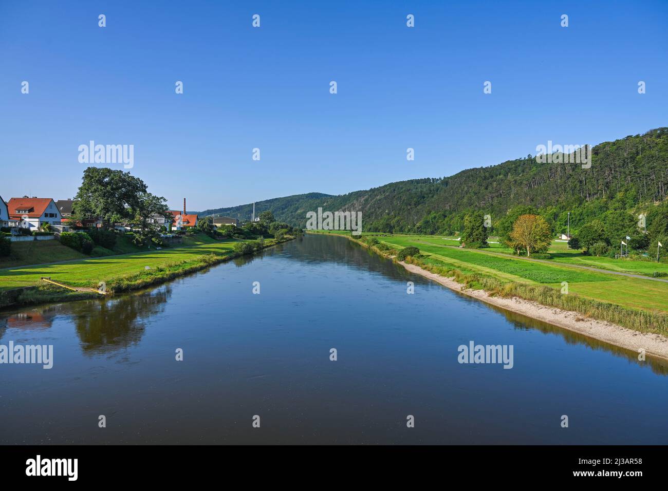 Weser, corso fluviale vicino Muenchhausenstadt Bodenwerder, bassa Sassonia, Germania Foto Stock