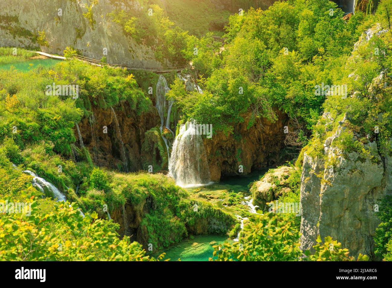 Primo piano veduta aerea della cascata di Sastavci del Parco Nazionale di Plitvice in Croazia. Patrimonio mondiale dell'UNESCO della Croazia di nome Plitvicka Jezera. Foto Stock