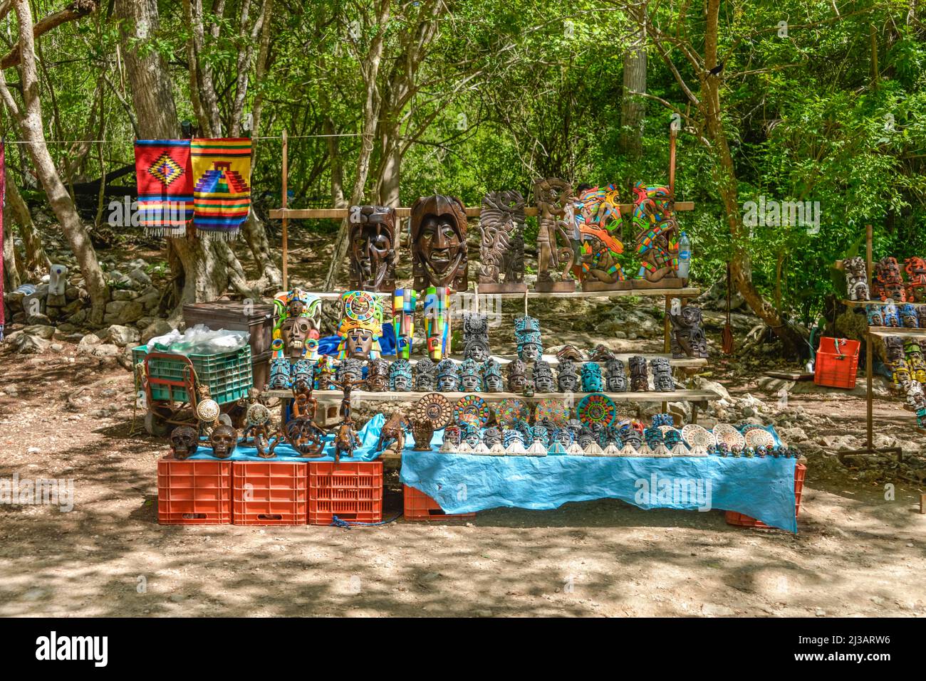 Venditore di souvenir, sito di scavo, Chichen Itza, Yucatan, Messico Foto Stock