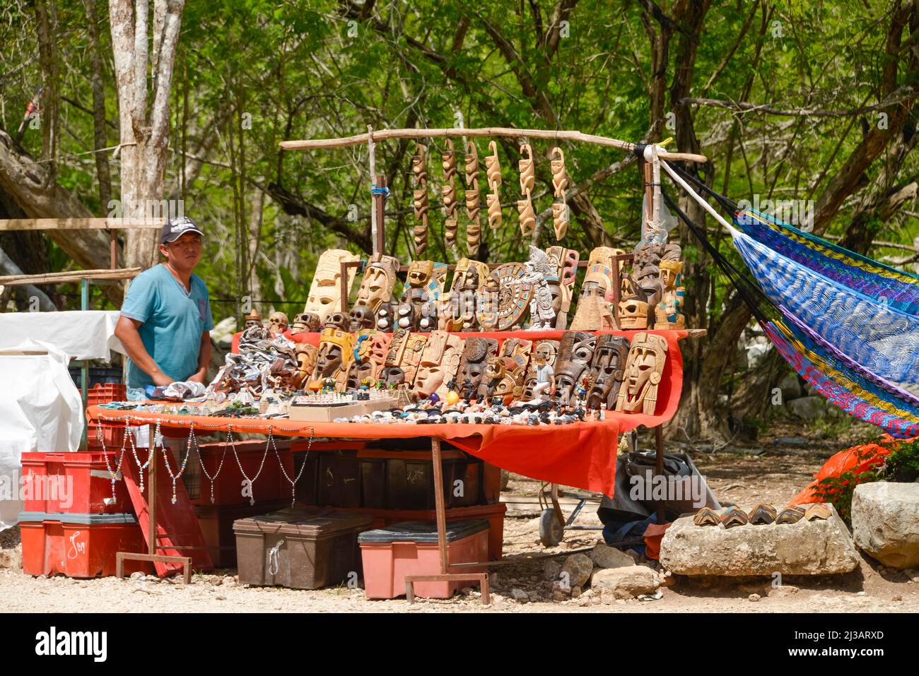 Venditore di souvenir, sito di scavo, Chichen Itza, Yucatan, Messico Foto Stock