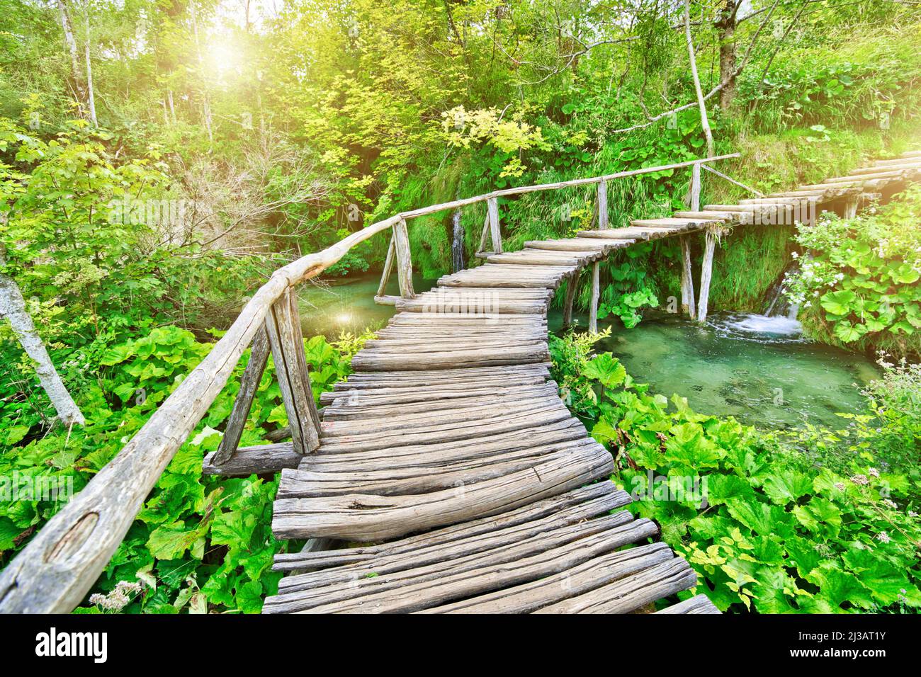 Camminando sul molo sul lago Milino Jezero. Parco Nazionale dei Laghi di Plitvice in Croazia nella regione di Lika. Patrimonio mondiale dell'UNESCO della Croazia Foto Stock