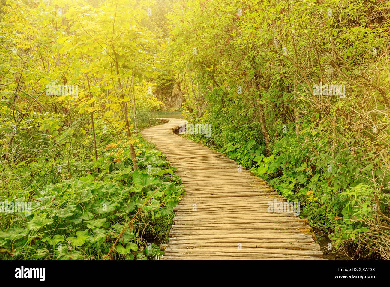 Tramonto sul molo di legno del lago Milino Jezero del Parco Nazionale dei Laghi di Plitvice in Croazia nella regione di Lika. Patrimonio mondiale dell'UNESCO della Croazia Foto Stock