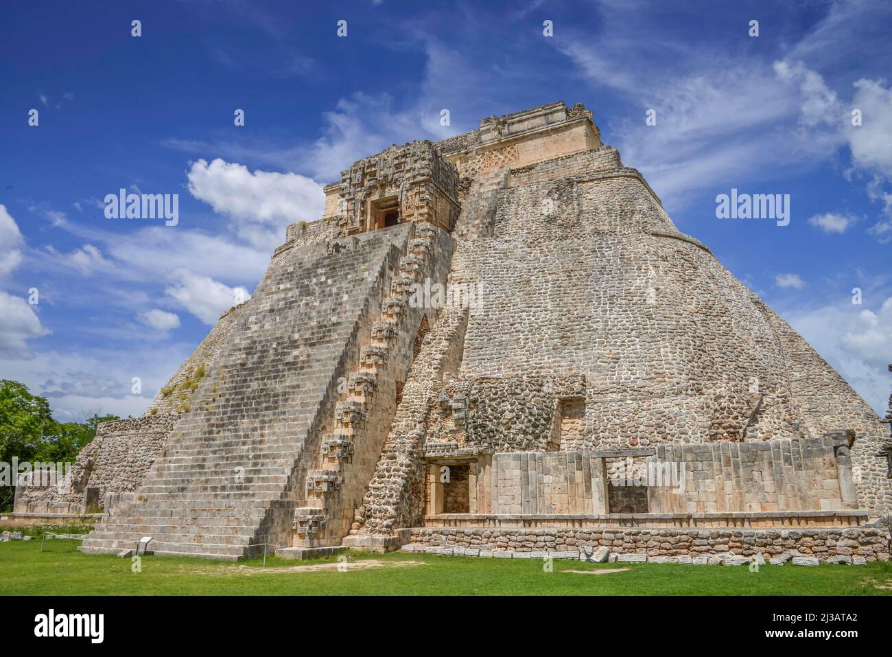 Lato ovest, Piramide del Mago (Piramide del Adivino), Uxmal, Yucatan, Messico Foto Stock