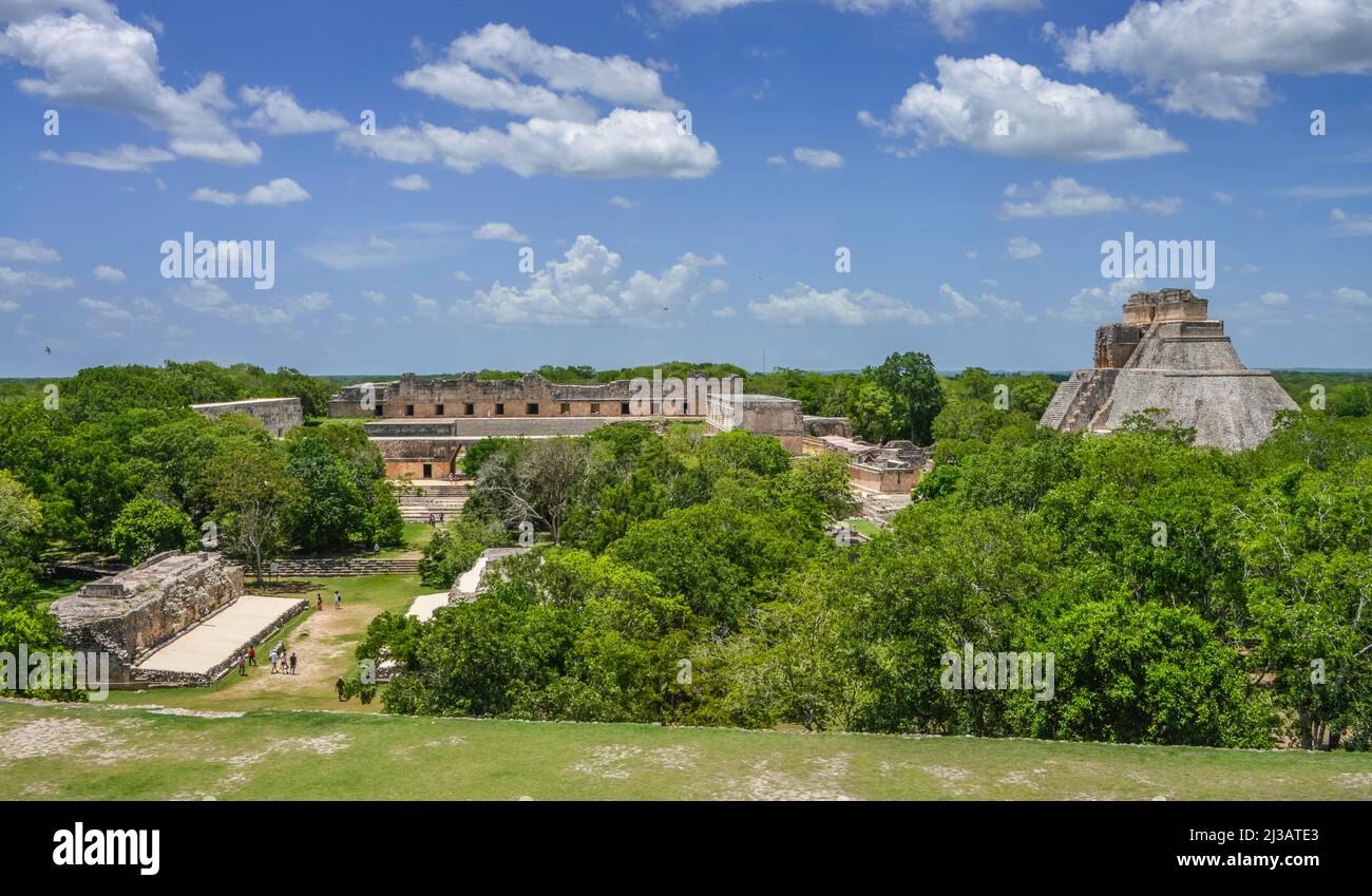 Nuns' Quadrangle (Cuadranguo de las Monjas), Piramide del Mago (Piramide del Adivino), Uxmal, Yucatan, Messico Foto Stock