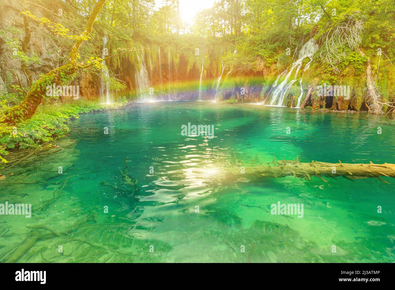 Arcobaleno sul molo della cascata Galovacki Buk del Parco Nazionale dei Laghi di Plitvice in Croazia nella regione di Lika. Patrimonio mondiale dell'UNESCO della Croazia Foto Stock