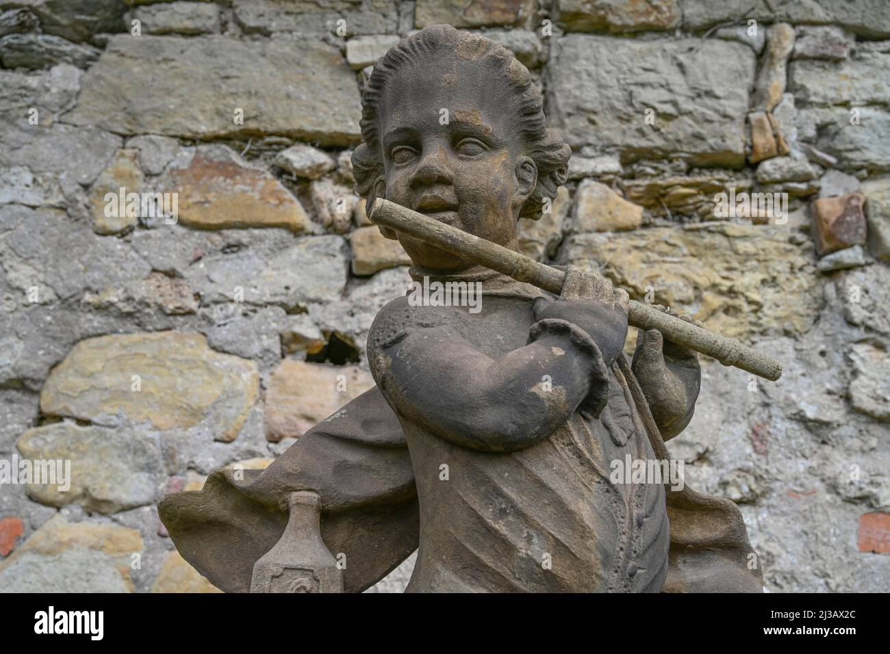 Figura di cherubino, giocatore di flauto, cortile del castello, Castello di Creuzburg, Assia, Germania Foto Stock