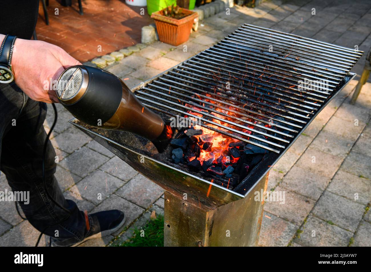 Asciugacapelli, grill a carbone caldo Foto Stock