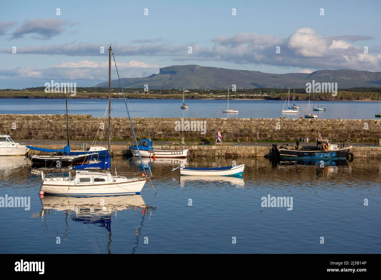 Mullaghmore molo in una bella giornata in estate con le barche in acqua. Mullaghmore, Irlanda Foto Stock