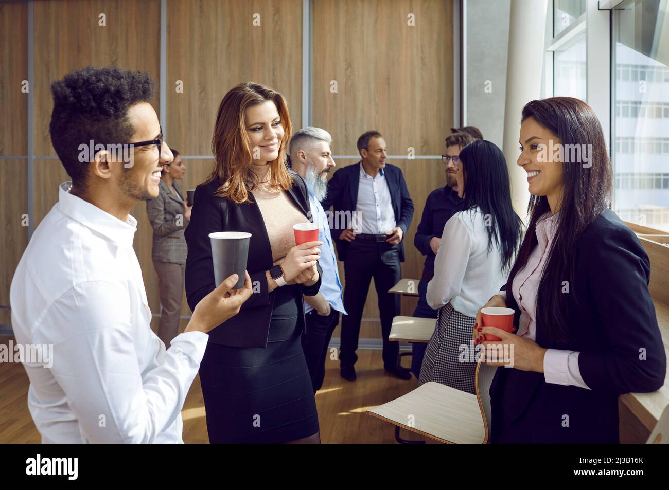 Gruppo di colleghi multirazziali si divertono a parlare di pausa caffè durante la riunione d'affari. Foto Stock