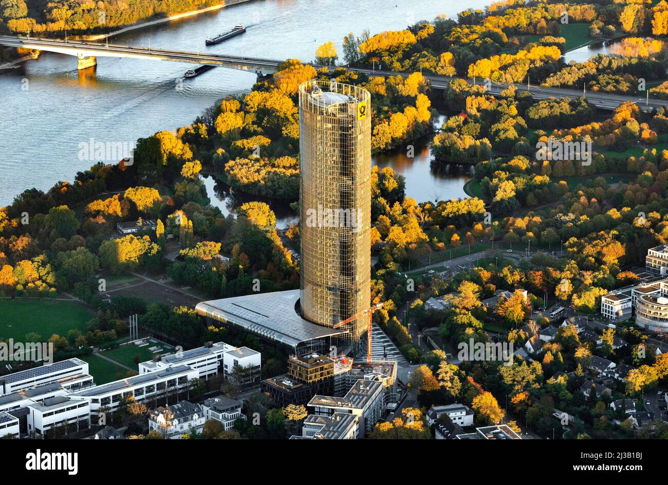 Post Tower, sede della Deutsche Post AG e servizio pacchi DHL, Rheinaue, Bonn, Renania settentrionale-Vestfalia, Germania Foto Stock