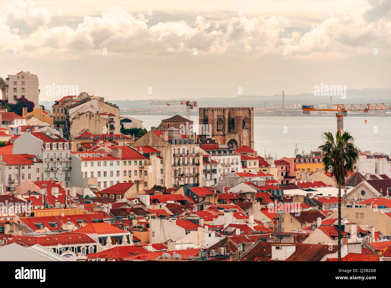 Skyline di Lisbona, Alfama, sé de Lisboa contro il fiume Tejo al mattino Foto Stock