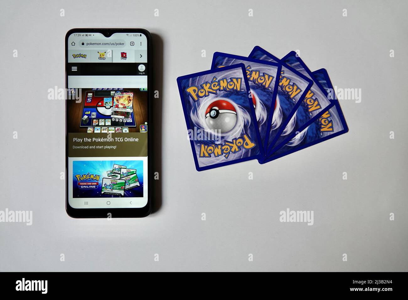 Praga, Repubblica Ceca - Aprile 3 2022: Retro delle carte Pokemon e smartphone con versione online aperta del gioco di carte Pokemon Trading. Foto Stock