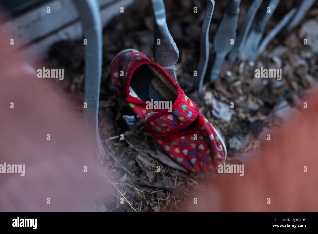 scarpe per bambini nelle rovine, la guerra Foto Stock