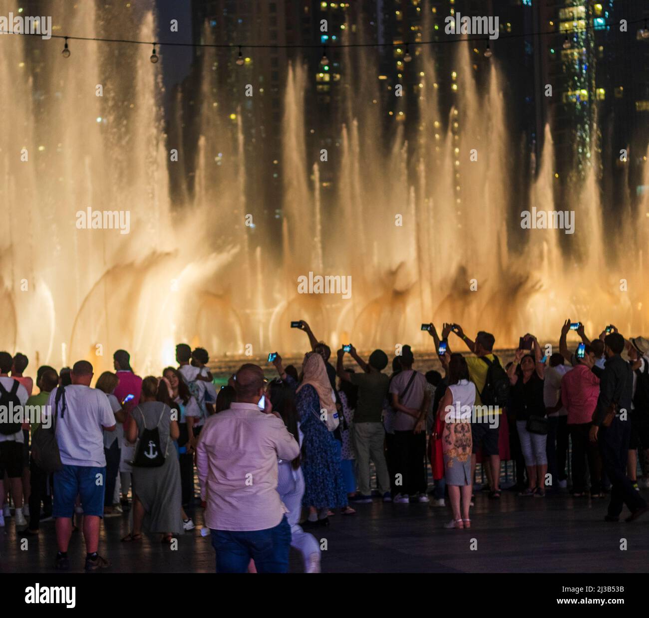 Dubai, Emirati Arabi Uniti - 03.31.2022 spettatori che si divertiranno con lo spettacolo delle fontane di Dubai Foto Stock