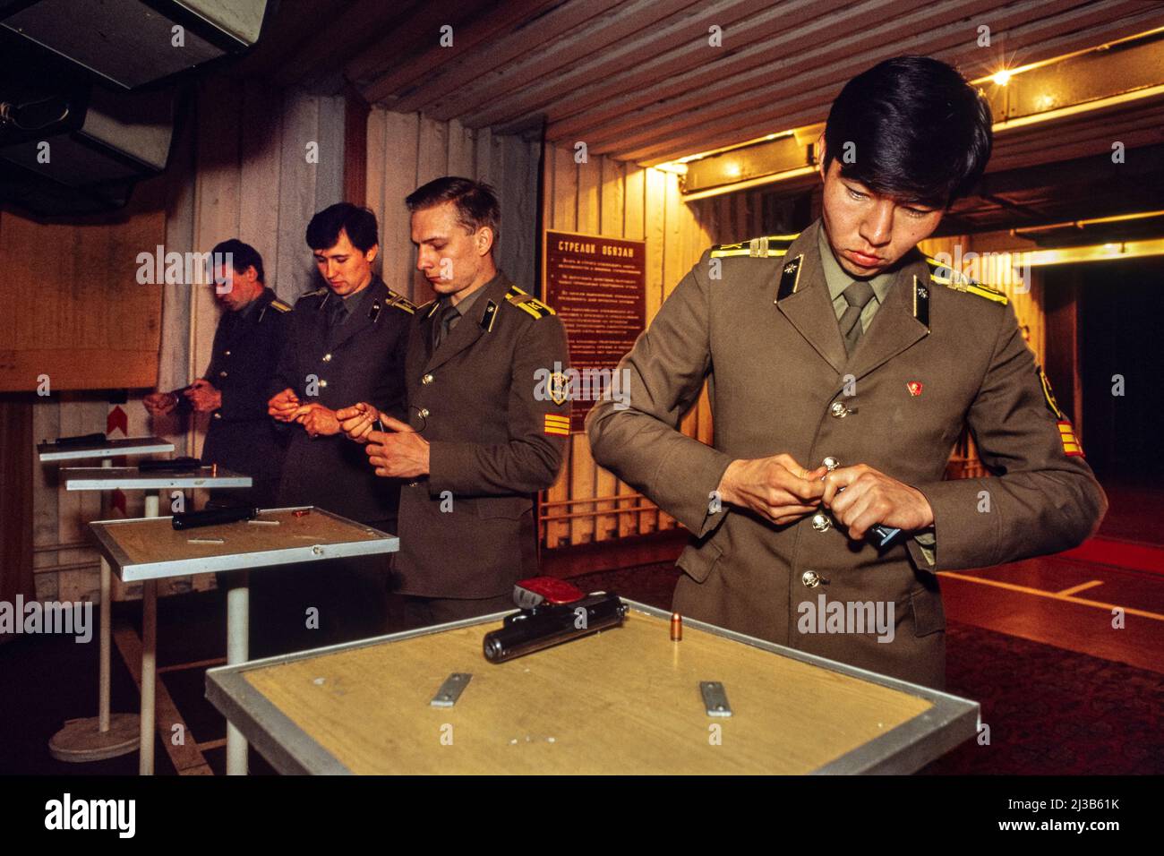 Pratica target nella scuola di formazione del KGB, Mosca, Russia, URSS, utilizzando la pistola manuale standard 9mm del KGB 1990. Questa è stata la prima volta che a qualsiasi giornalista al di fuori dell'URSS è stato permesso di fotografare il KGB. Foto Stock