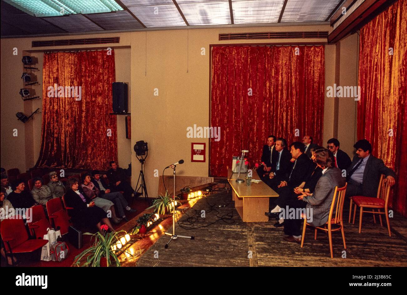 L'equipaggio video dell'unità criminale KGB incontra i lavoratori di una fabbrica di ingegneria per discutere il loro lavoro in un esercizio di PR e ascoltare le preoccupazioni della gente, Mosca, giugno 1990. Foto Stock