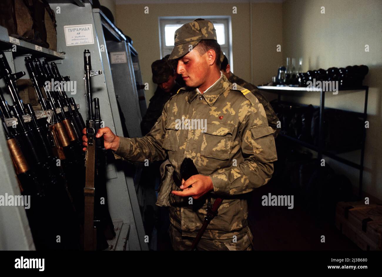 1990 le guardie di confine del KGB restituiscono le armi dopo un esercizio, Gursfuv, la Crimea, URSS, agosto 1990 Foto Stock