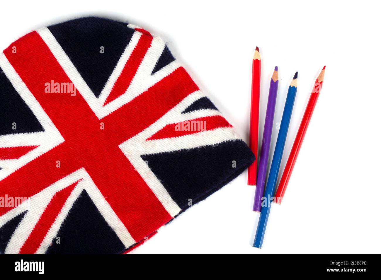 Cappello in maglia invernale con un motivo della bandiera inglese e matite  colorate su sfondo bianco Foto stock - Alamy
