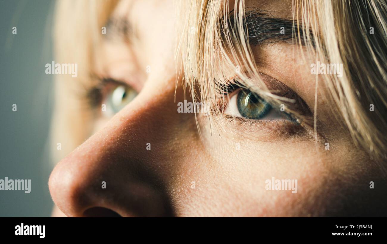 Primo piano di uno splendido sguardo femmina blu occhio Foto Stock