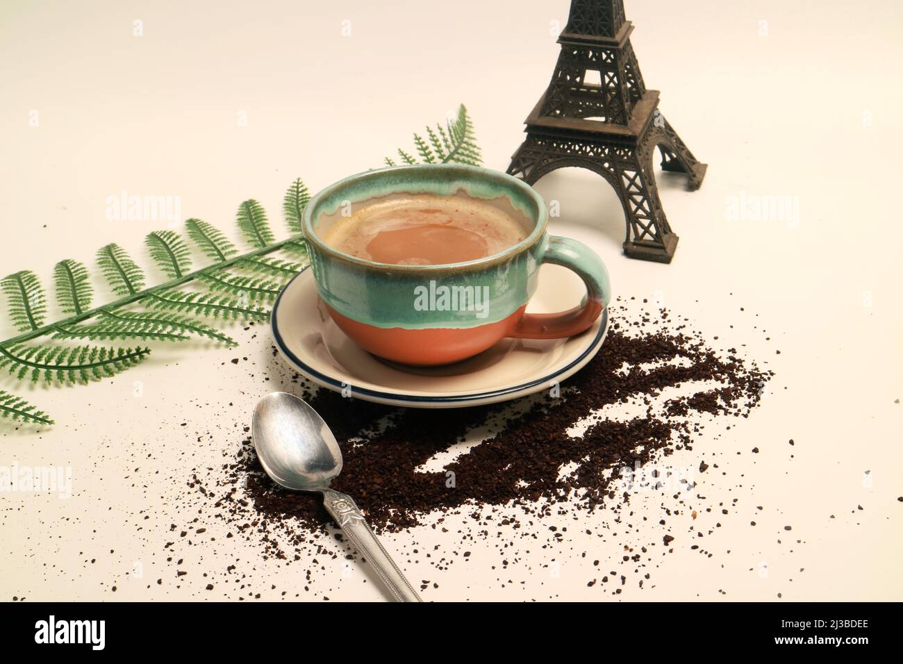 Photo studio Concept caffè latte cappuccino in una tazza con Torre eiffel in miniatura sfondo francese Foto Stock