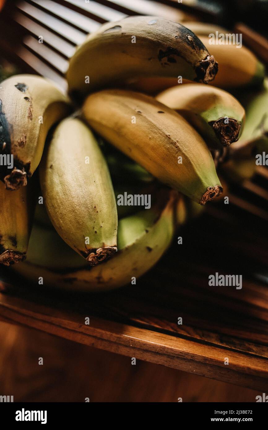 Banane in un vassoio di frutta Foto Stock