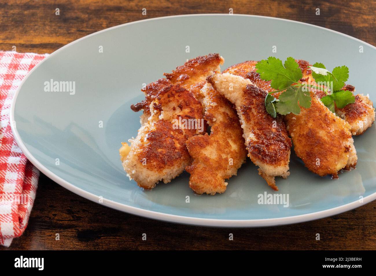 pollo fritto con pangrattato su un piatto Foto Stock