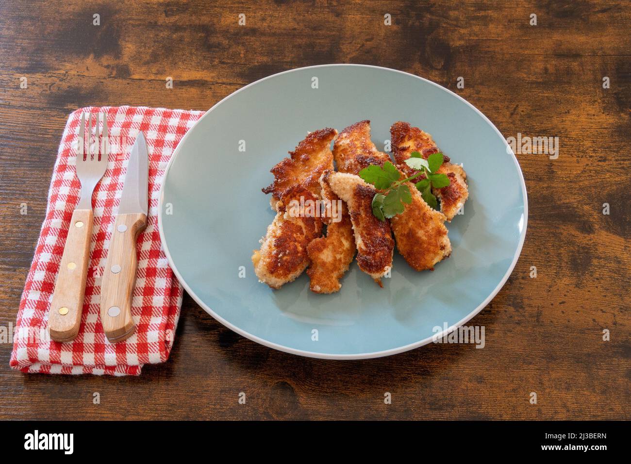 pollo fritto con pangrattato su un piatto Foto Stock