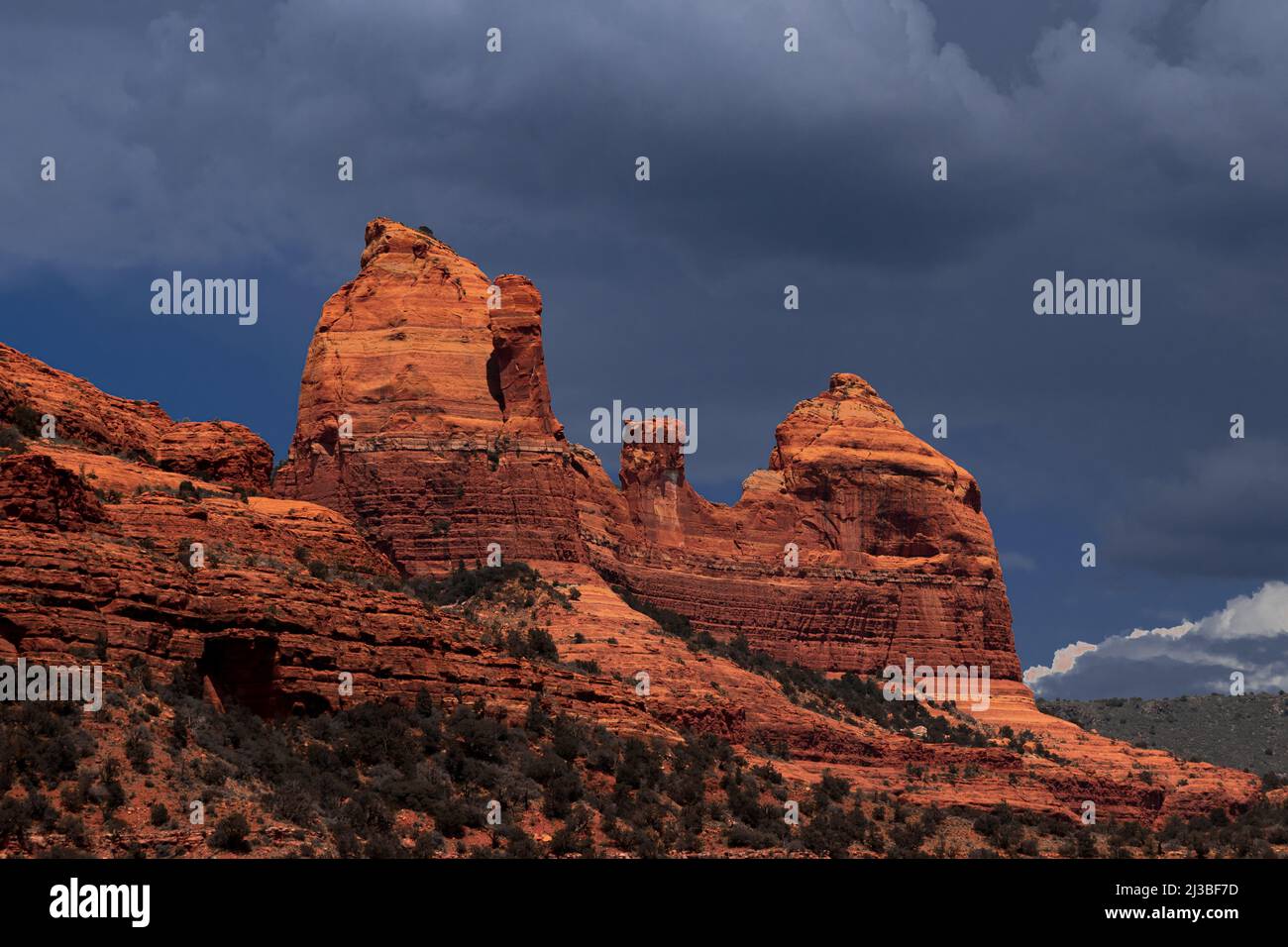 La vista delle Red Bluff Rocks in una giornata nuvolosa Foto Stock