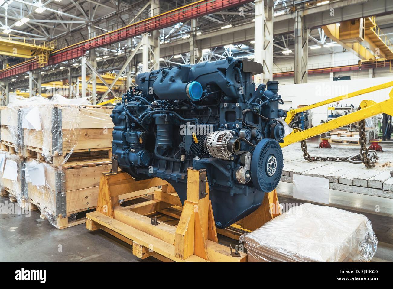 Motore diesel del trattore o della mietitrebbia in prossimità della fabbrica industriale. Foto Stock