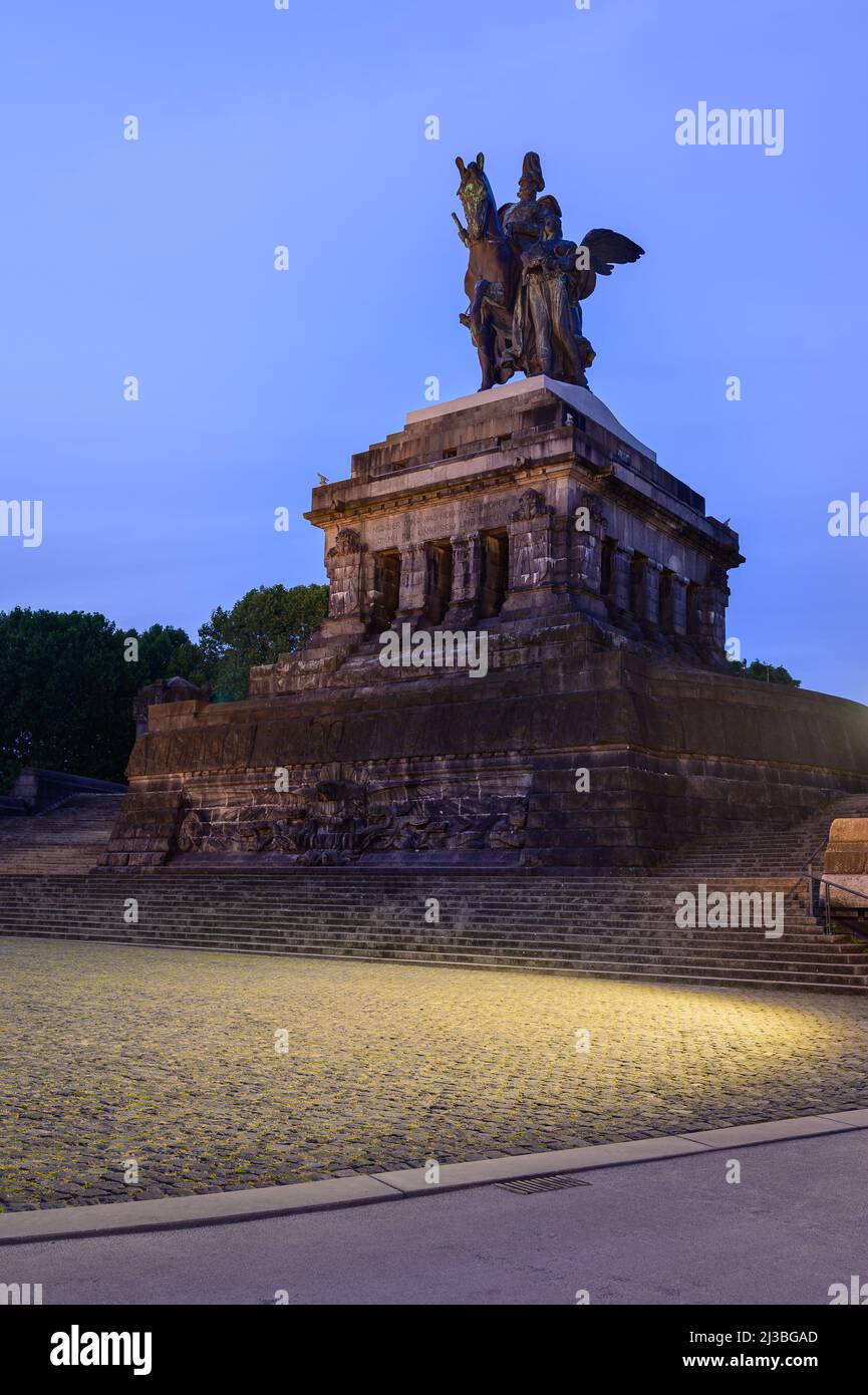La statua equatoriale dell'imperatore Guglielmo i all'angolo tedesco dove si incontrano il fiume Reno e la Mosella Foto Stock