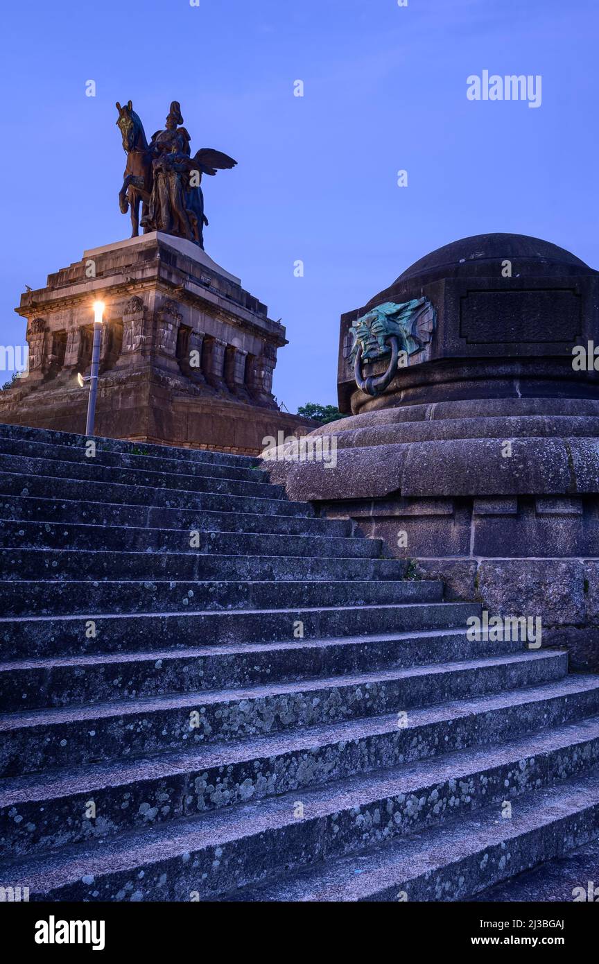 La statua equatoriale dell'imperatore Guglielmo i all'angolo tedesco dove si incontrano il fiume Reno e la Mosella Foto Stock
