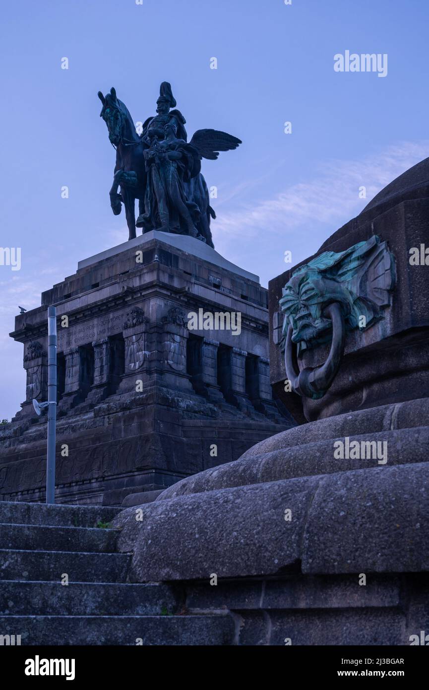 La statua equatoriale dell'imperatore Guglielmo i all'angolo tedesco dove si incontrano il fiume Reno e la Mosella Foto Stock